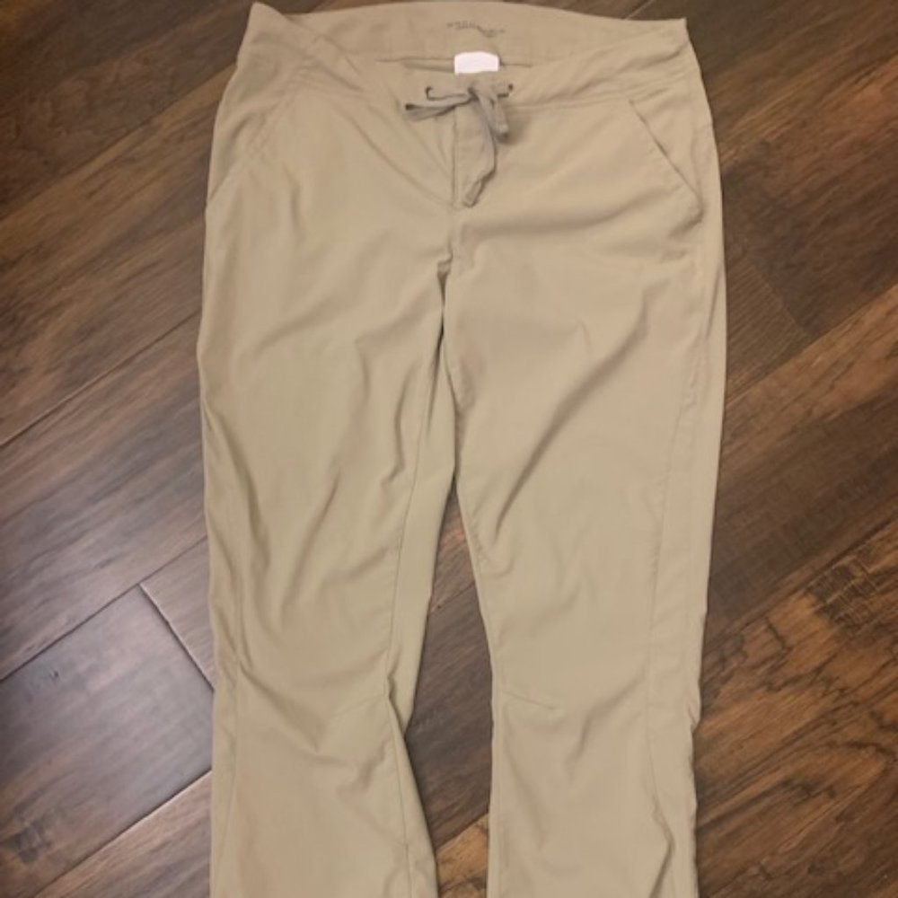 Columbia Women's Khaki Omni-Shield Repellent Outdoor Boot Cut Pants Size 8 Short